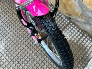 Bicicleta B’twin blanca y rosa