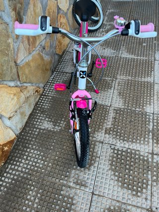 Bicicleta B’twin blanca y rosa