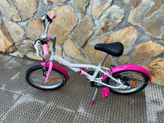 Bicicleta B’twin blanca y rosa