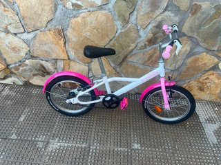 Bicicleta B’twin blanca y rosa
