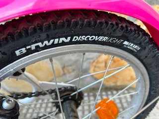 Bicicleta B’twin blanca y rosa