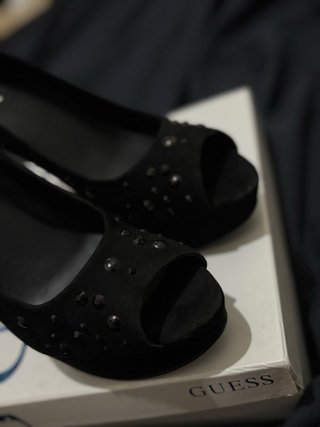 Tacchi Guess neri con borchie