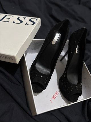 Tacchi Guess neri con borchie