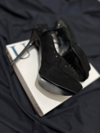 Tacchi Guess neri con borchie