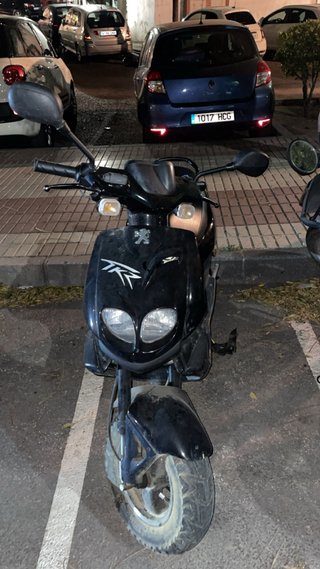 Peugeot TKR Scooter Negra