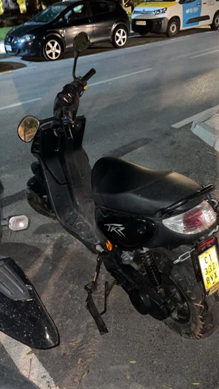 Peugeot TKR Scooter Negra