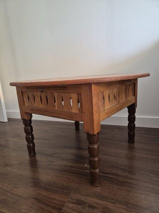 Mesita de madera rústica
