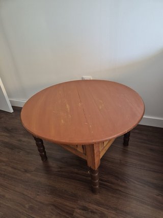 Mesita de madera rústica