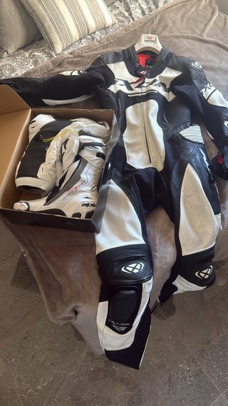 Mono ixon y Botas Alpinestars a Juego