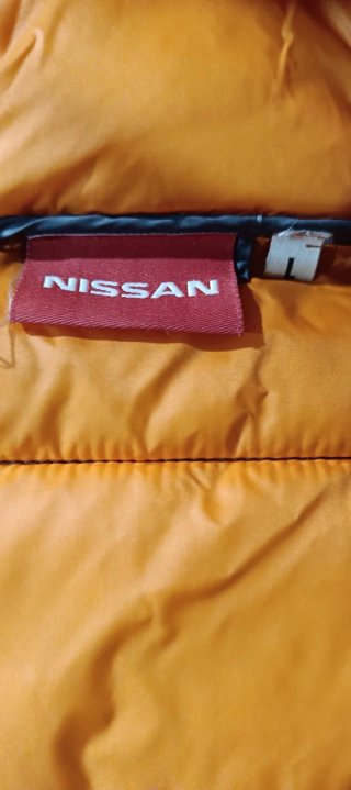 Chaqueta gris acolchada y naranja