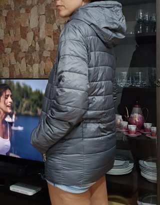 Chaqueta gris acolchada y naranja