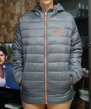 Chaqueta gris acolchada y naranja