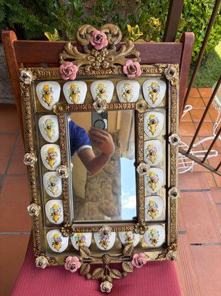 Espejo Bronce con Flores Cerámica