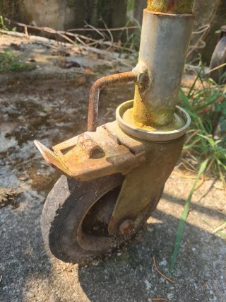 Andamio metálico con ruedas