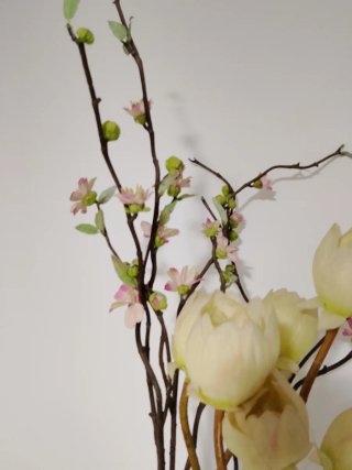 Florero de cristal con ramas secas