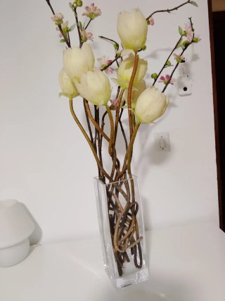 Florero de cristal con ramas secas