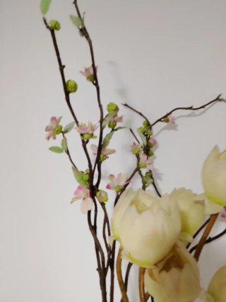 Florero de cristal con ramas secas