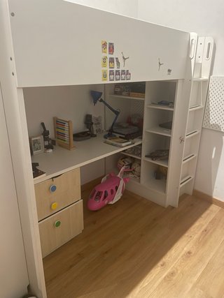 Cama alta con escritorio y estanterías