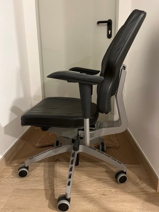 Silla de oficina polipiel negra con ruedas