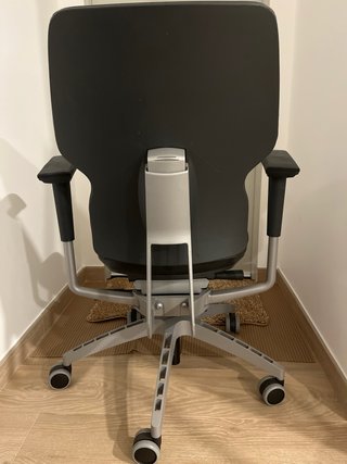 Silla de oficina polipiel negra con ruedas