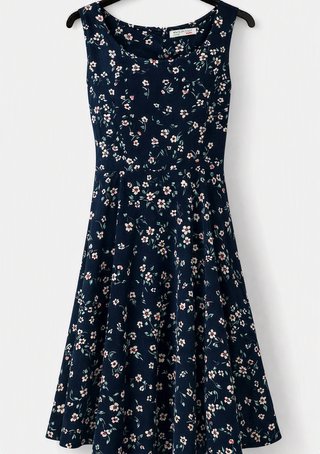 Vestido azul con estampado floral