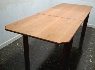 Mesa de comedor de madera