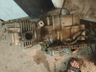 Motor Suzuki GN 250 funcionando vendo o cambio.