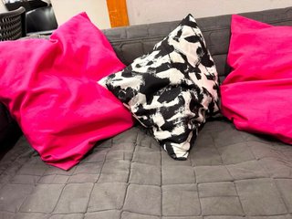Sofá de 2 plazas gris con cojines rosas