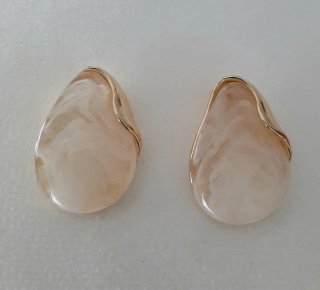 Pendientes dorados resina beige