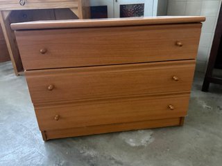 Cómoda de madera marrón
