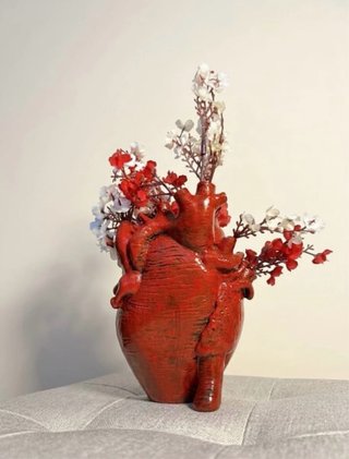 Jarrón Corazón Anatómico con Flores