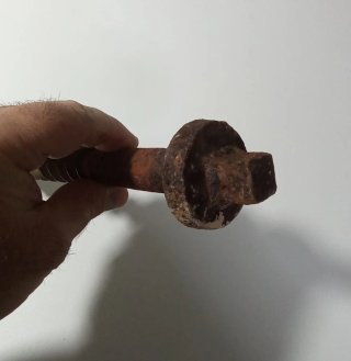Tornillo de carril oxidado