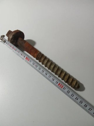 Tornillo de carril oxidado