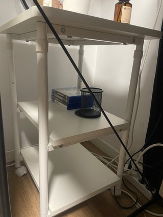 Mesa auxiliar blanca con ruedas