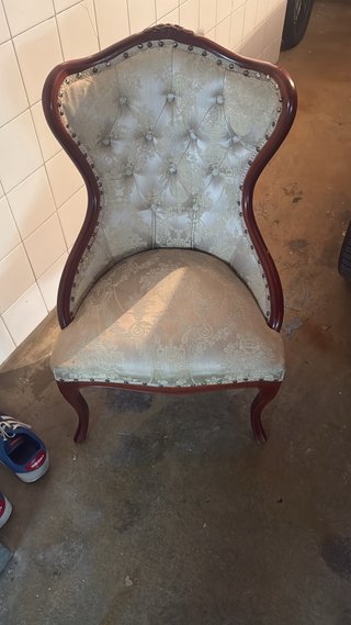 Sillón Clásico Tapizado Beige y Madera