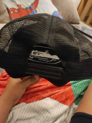 Gorra negra diseño barco