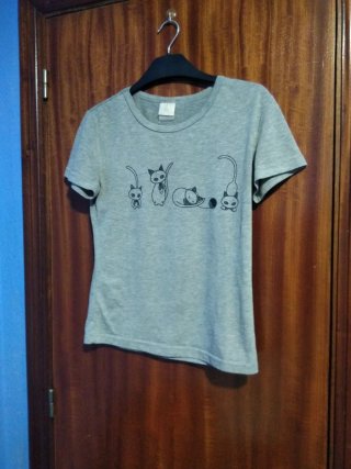 Camiseta gris con estampado de gatos