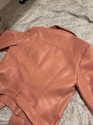 Chaqueta cuero rosa con cinturón