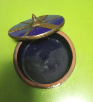 Caja redonda azul con adornos dorados