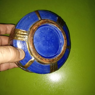Caja redonda azul con adornos dorados