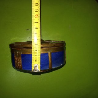 Caja redonda azul con adornos dorados