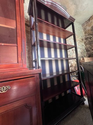 Librería de madera con trasera tapizada, si medida
