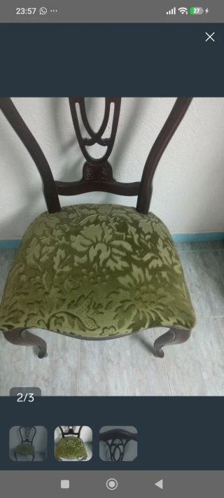 Sillas de salón tapizadas tengo 4. No son de marca