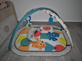 Parque de bebé con cojín y arco de juegos