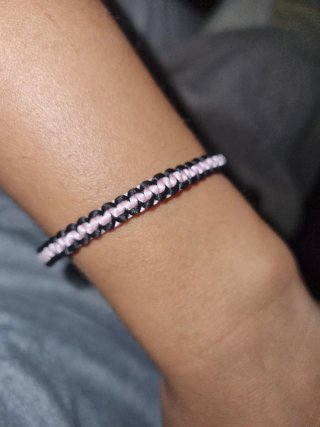 Pulsera tejida negra y rosa