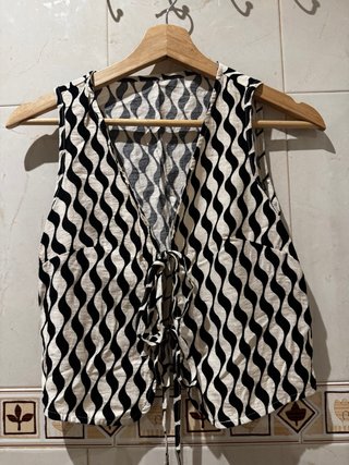 Chaleco Top Estampado Ondas Blanco y Negro