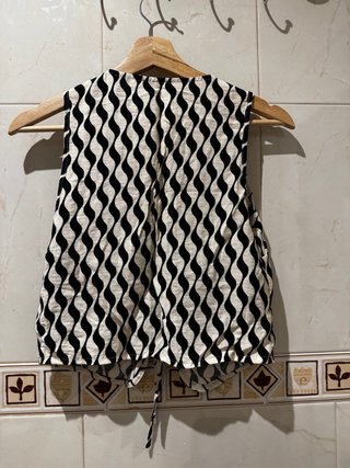 Chaleco Top Estampado Ondas Blanco y Negro