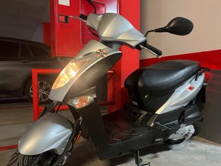 Moto Scooter Negra y Plateada