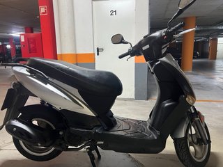 Moto Scooter Negra y Plateada