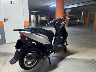 Moto Scooter Negra y Plateada